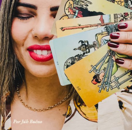 Juh Bueno com cartas de tarot